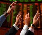 stocks_hands_investment_finance