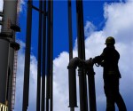 shutterstock oilsands worker 333