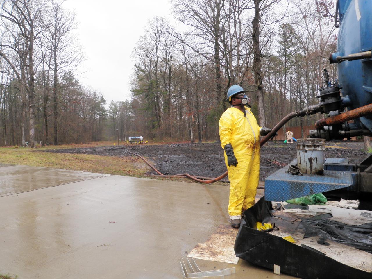 IMAGE GALLERY Cleaning up the Arkansas oil spill