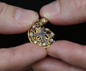 Snakes hunter finds enigmatic gold, diamond, sapphire pendant