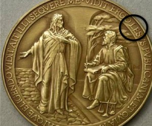 Thousands of gold, silver Vatican’s medals misspell ‘Jesus’