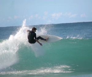 Gold climbs on weaker dollar, rate outlook