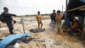 Peruvian police burns down entire illegal gold mine town