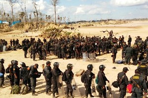 Peruvian police burns down entire illegal gold mine town