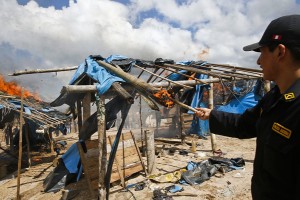 Peruvian police burns down entire illegal gold mine town