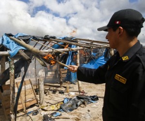 Peruvian police burns down entire illegal gold mine town