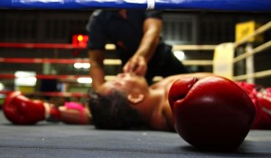 Dollar knocks gold price below $1,200