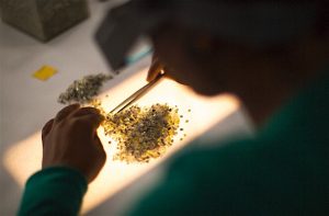 De Beers diamond sales down by 11%