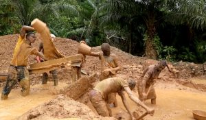 Ghana mine collapses, 14 trapped underground