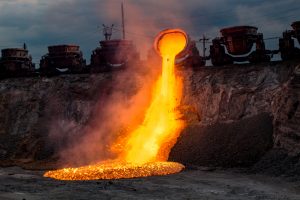 Iron ore price resumes fall