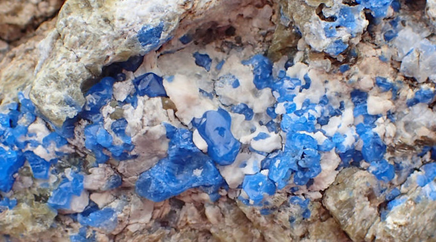 Scientists figure out origin of cobalt-blue spinel in Canada's Arctic 