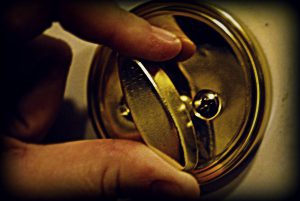 Gold price stays strong as investors embrace hedging strategy