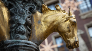 Gold price hits 10-week low, heading for worst month since 2016