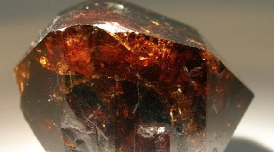 Zircon ayuda a los científicos a aprender más sobre la acumulación de recursos minerales en la tierra