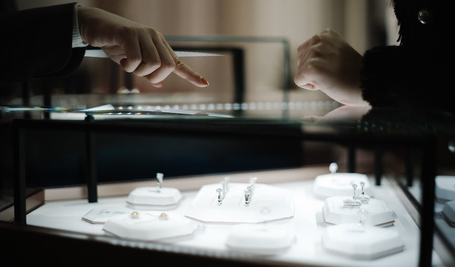  De Beers Lowers Global Diamond-Jewelry Estimate