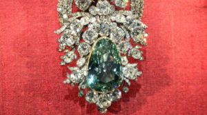 Hat clip with the Dresden Green Diamond, which was in the Metropolitan Museum of Art in New York in a special exhibition and therefore escaped the Dresden jewel theft.