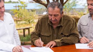 Glencore executives sign deal with Calama Farmers Association