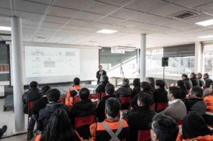 Claudio Sougarret meets with workers at El Teniente. (Image: Codelco)