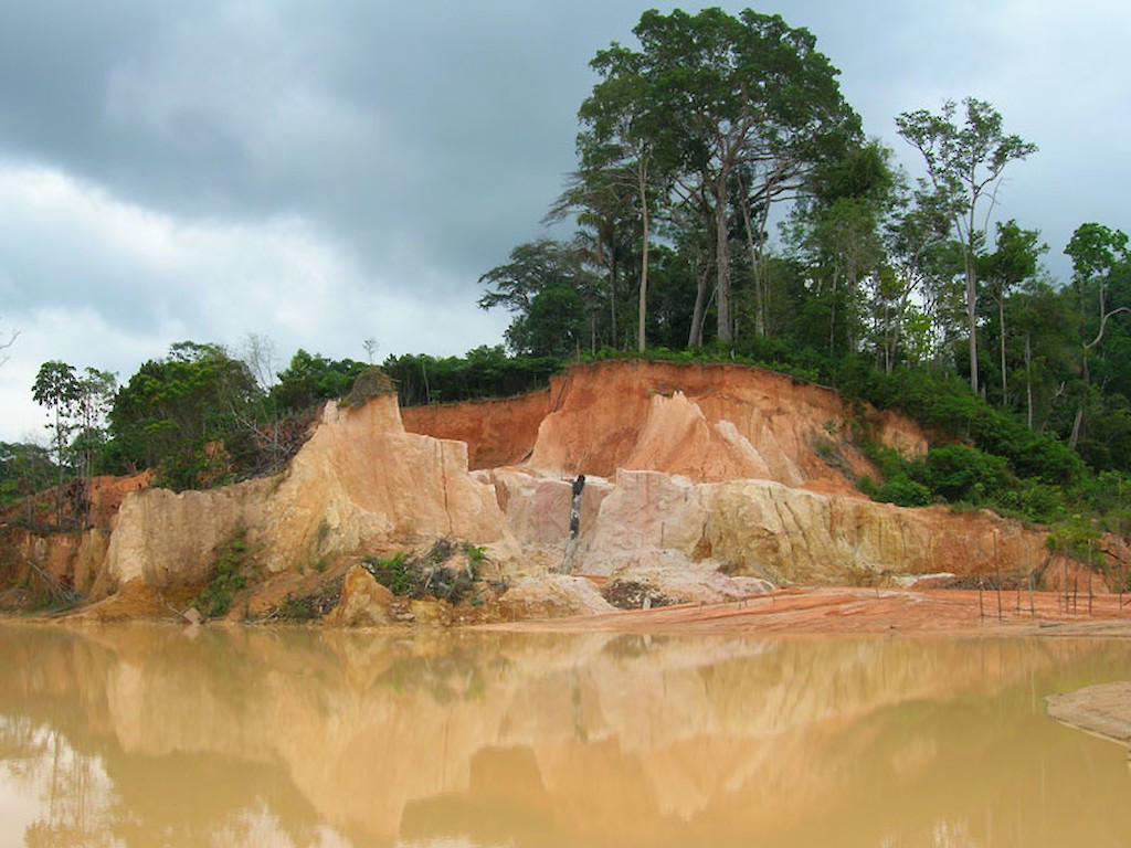 Cabral Gold surges on best results as output nears in Brazil