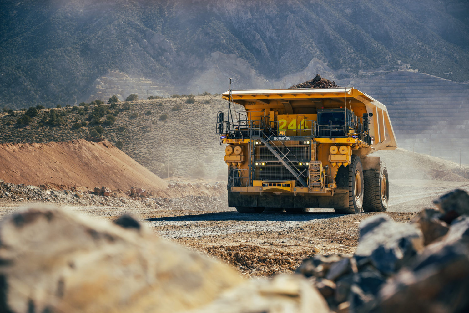 Komatsu first OEM to commission 1,000 ultra-class autonomous haul trucks 